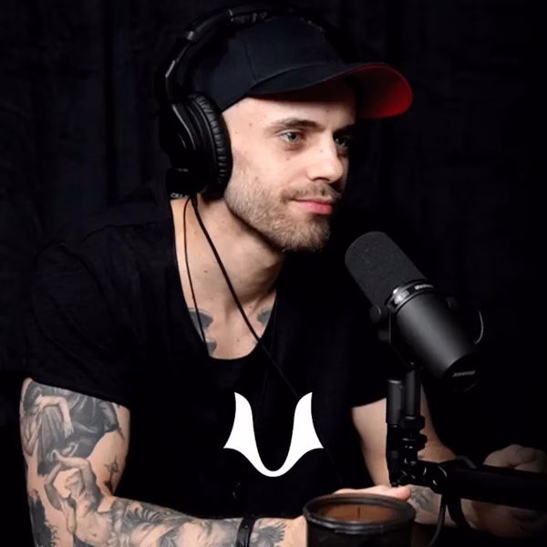 Okładka podcastu przedstawiająca mężczyznę w czapce i dużych słuchawkach, siedzącego przed mikrofonem. Całość utrzymano w ciemnej kolorystyce studyjnej.