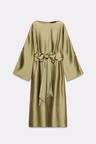 Zdjęcie produktowe satynowej sukienki midi Zara w oliwkowozielonym kolorze. Model ma szerokie rękawy, łódkowy dekolt oraz wiązanie w talii zakończone dużą kokardą. Połyskujący materiał i prosty fason sprawiają, że sukienka wygląda elegancko i efektownie.