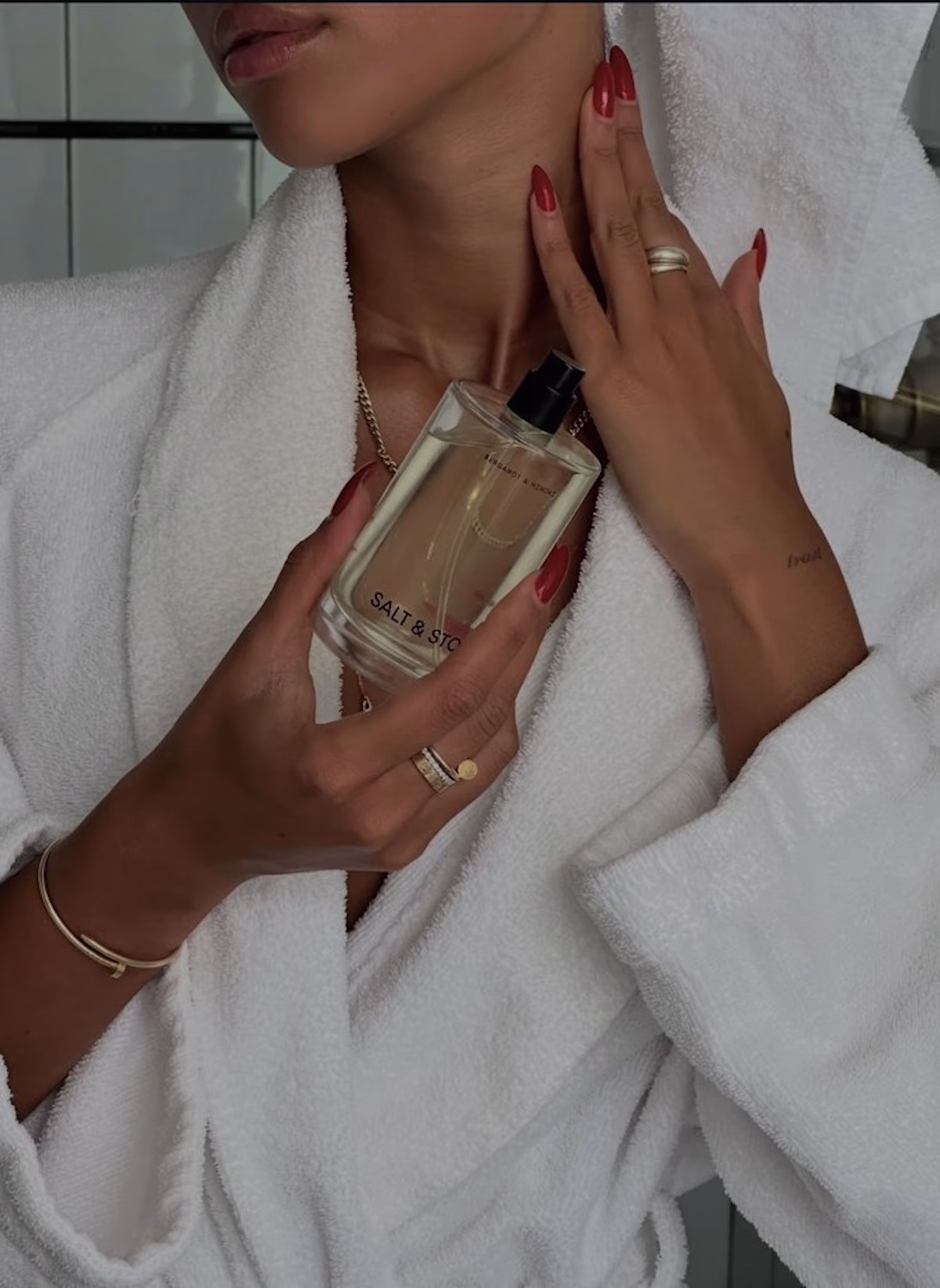 Perfumy dwufazowe to nowa obsesja it-girls. Nawilżający sekret zmysłowego zapachu
