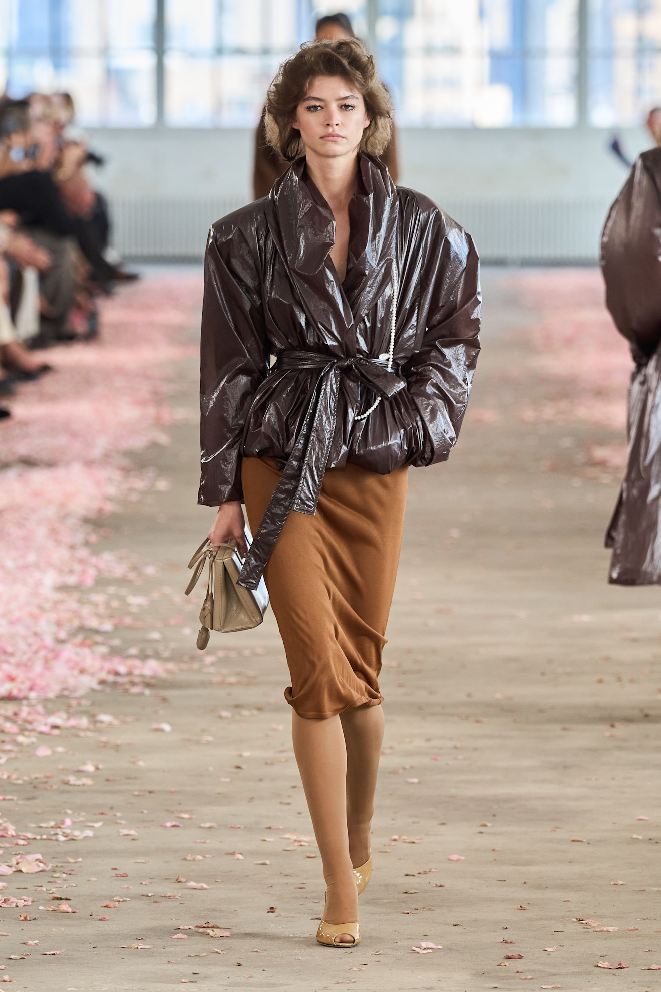 Magda Butrym debiutuje na New York Fashion Week. Demi Moore w pierwszym rzędzie, a na wybiegu koronki i pióra