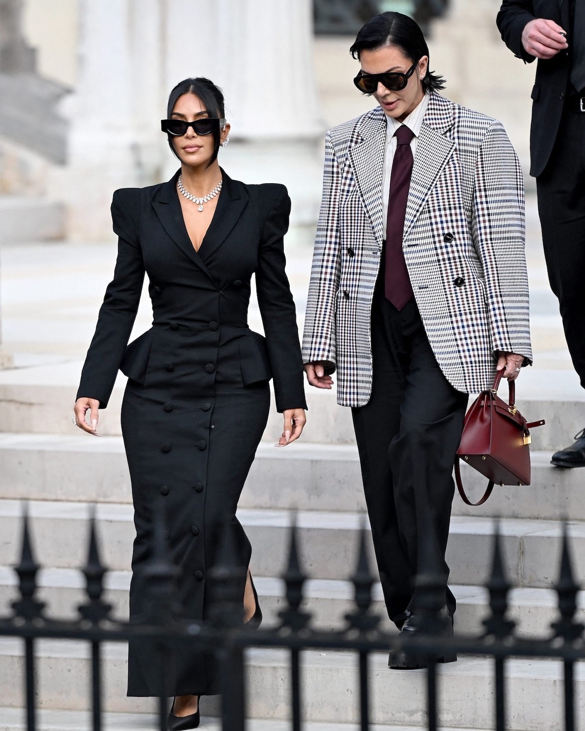 Ukradli jej biżuterię wartą miliony. 10 lat po napadzie w Paryżu Kim Kardashian dostała… 1 euro